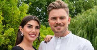 Es soll kein geheimnis mehr sein, schrieb er und erklärte: Sommerhaus Steckbrief 8 Johannes Haller Yeliz Koc