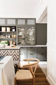 También conocido como un aparador, el buffet es una mueble alargado que se pone en una pared del comedor. 60 Vitrinas Para Guardar Y Decorar El Salon La Cocina El Office