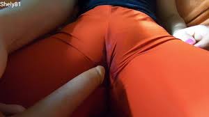 colocataire se masturbe à travers des leggings avec une bite normale et  mouille un pantalon - partie 2