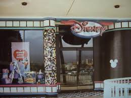 Prodavaonica rabljene odjeće, zalagaonica, prodavaonica slatkiša. Disney Store Ala Moana