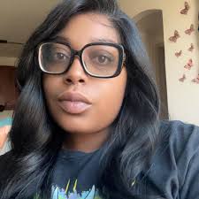 Detroit rapper Dank Demoss is going viral after she posted a video where a  Lyft driver allegedly refused her a ride due to her size. Check comments!