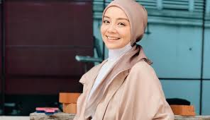 Lebih menarik perhatian, mira antara figura muslimah berhijab yang dipilih untuk menerima pencalonan tersebut selain seorang lagi selebriti media sosial. Fesyen Berubah Mendadak Mira Filzah Ditegur Pakai Seluar Ketat