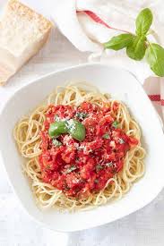 Fresh Tomato Sauce Made From Juicy Ripe Tomatoes Tastes So Flavorful And Makes A Perfect Dinn In 2020 Fresh Tomato Sauce Fresh Tomato Sauce Recipe Italian Pasta Sauce