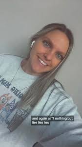 Kristen Potts's Instagram, Twitter & Facebook