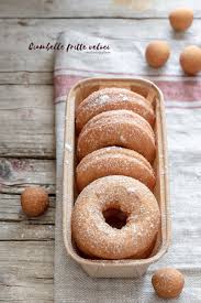 Questo dolce è perfetto da preparare quando si ha poco tempo a disposizione e pochissimi ingredienti in dispensa. Ciambelle Fritte Veloci Madame Gateau