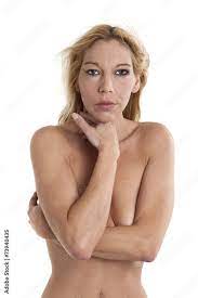 blonde nackte Frau auf grauem Hintergrund Stock Photo | Adobe Stock