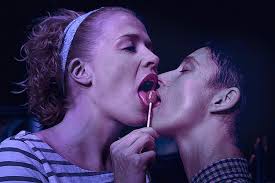 Rørende kærlighedshistorie brænder nådesløst igennem