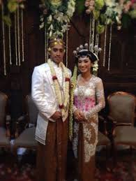 12 foto pose pengantin wanita anggun & elegan foto pose pengantin wanita haruslah tampak anggun dan elegan terutama pada saat sesi. 58 Pernikahan Adat Sunda Sundanese Wedding Ideas Wedding Photo Indonesian Wedding