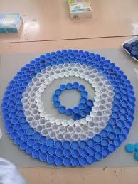 Escarapela c9n tapitas terminada 1... - profe de plastica | Facebook