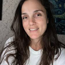 🌺 Happy Aloha Friday!!!! 🌺 Don't forget to stream Elevation this  weekend!! Any dope plans?! 🌝🌚 HMUA @theroxyexperience_ Top is  @curatedbylizd