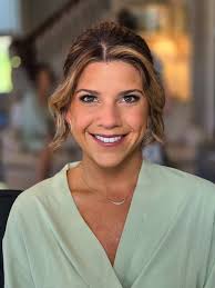 Lipstick and yap 💄 👰🏻‍♀️ @julia.malta #bridalhair #weddingmakeup  #weddinghair #bridalmakeup #bostonmakeupartist #bridalmakeupartist  #makeupblog