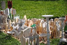 Bunt bemalte hölzer für den garten. Kunst Im Garten Und Gesundheit Prasentiert Auf Gartenmessen De