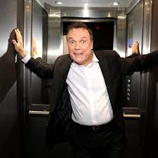 Julien lepers whose real name is ronan gerval lepers is a french television and radio presenter and a singersongwriter born on 1949081212 august 1949. Que Devient Julien Lepers Gala