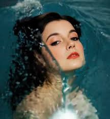 She looks really familiar but I can't figure out who she is, can anyone  please help.