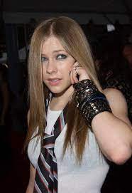 Scott gries/getty images avril lavigne rehearses for the 2002 mtv video music awards on the marquee overlooking avenue of the americas at radio city music hall in new york, aug. Avril Lavigne News On Twitter Throwback To Avrillavigne At Mtv Vmas In 2002 Http T Co Rytbg5frsc