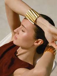 El Collar Daniela Stone combina la sobriedad del gun metal con la frescura  de las piedras naturales Green Agatha, en una pieza etérea y poderosa