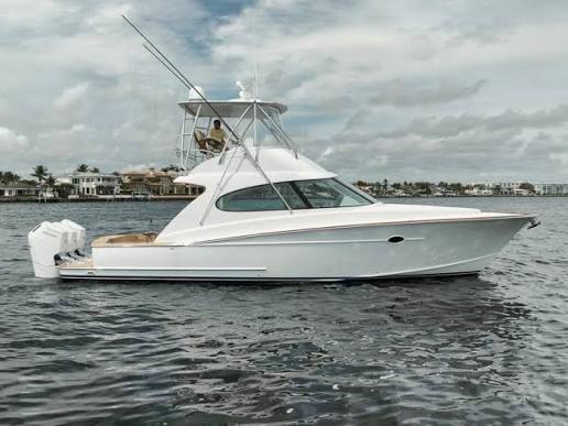 Yate de lujo para pesca deportiva navegando en el mar