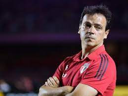 Fernando diniz silva (27 mart 1974 doğumlu), fernando diniz , brezilyalı futbolmenajeri ve orta saha oyuncusu <56 olarak oynayan eski bir oyuncu.>. Fernando Diniz Acerta Contrato De Um Ano E E O Novo Tecnico Do Santos Diario De Cuiaba