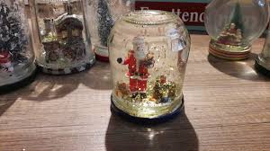 Une boule de pâte à modeler à cuire. Bricolage Noel Des Boules A Neige Maison La Quiche Et Ses Lardons