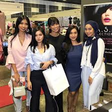 It is said that, in the days when islam arrived among the malays, the purpose of lighting oil lamps was to attract spirits and angels to descend to people's homes during the night of lailatulqadar. Celebrating Hari Raya Puasa 2017 Fashion Beauty Brands By Our Malay Muslim Friends In Asia