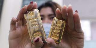 Informasi harga emas hari ini, logam mulia antam, logam mulia king halim, logam mulia ubs, perak srh. Harga Emas Hari Ini Turun Rp6 000 Menjadi Rp933 000 Per Gram Merdeka Com
