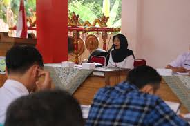 Informasi berdasarkan jenis ini, antara lain berupa tulisan teks, gambar karikatur, foto, atau lukisan abstrak. Medos Chatting Bisa Untuk Penyampaian Surat Menyurat Dinas Komunikasi Dan Informatika