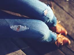 Nu multe perechi de blugi rupti in genunchi sunt de calitatea acesteia, si nici nu au un design fashion si modern. Decolorarea Denimului In Mod Corect 8 Trucuri Prin Care Poti Face Blugii Sa Arate Impecabil Si Dupa Ani De Purtari