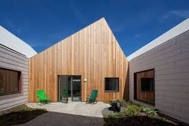Fassadenverkleidung Mit Faserzementplatten In Der Architektur 9 Bemerkenswerte Beispiele Mit Dem Modernen Baumaterial Holzfassade Fassade Fassadenverkleidung