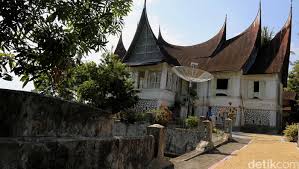 Nama suku suku di pulau papua selanjutnya adalah suku muyu, suku ini bertempat tinggal di daerah sekitar sungai muyu yang letaknya di sebelah timur laut merauke. Seputar Suku Bangsa Sumatera Barat Beserta Rumah Adatnya