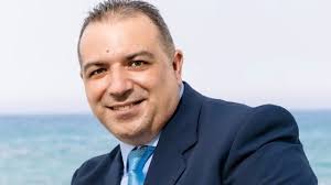 Passa la sfiducia, il sindaco Nino Genovese a casa dopo solo due anni di  legislatura