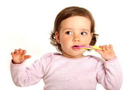 Wenn dich dein kind beim zähneputzen beobachtet, sieht es, dass das zähneputzen normal ist und gewöhnt sich schneller daran. Optimale Zahnpflege Fur Kinder Und Babys Ab Wann Und Wie Zahne Putzen