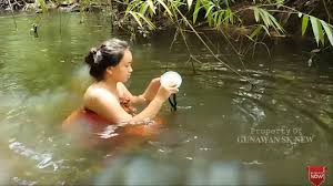 Dalam video pendek yang beredar, tampak sejumlah pesepeda mengabadikan momen dua gadis cantik memakai kemben di lokasi sungai. Cantik Dan Memesona Gadis Dayak Ini Mandi Di Sungai Sambil Cari Siput Merdeka Com