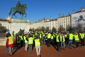 Toujours mobilisés en zone nord ce samedi soir. Gilets Jaunes A Lyon Les Politiques Ont Oublie Gnafron
