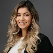 Kelly Garton's Instagram, Twitter & Facebook