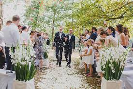 Nachdem die ganze woche schlechtes wetter war, kam am samstag pünktlich die sonne raus und es war herrliches hochzeitswetter. Marrymag Mannerhochzeit Auf Schloss Monrepos