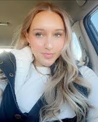 Kari Calvert's Instagram, Twitter & Facebook