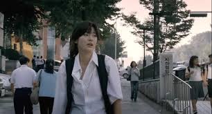 아침에 눈을 뜬 전지현, 쏟아지는 여름 햇살에 타고난 뽀얀 피부를 지키기 위해 자외선 차단제를 정성들여 바르고 외출준비를 한다.('폰즈 더블화이트') 외출 직전의. ì „ì§€í˜„ ë¦¬ì¦ˆì‹œì ˆ ì—°ì˜ˆì¸ ì•„ì´ëŒ ê°¤ëŸ¬ë¦¬