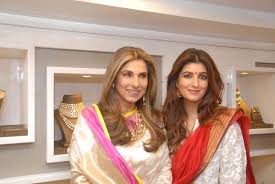 Dimple kapadia family photos father mother sister spouse amp daughters. Dimple Kapadia And Twinkle Khanna Gorgeous Mother Beautiful Daughter Masala Com