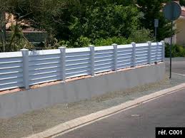 Trouvez plein d'inspiration pour la conception de la clôture de jardin efficace et moderne qui offre le maximum possible d'avantages ! Cloture Pvc Persienne Claire Voie En Kit Pose Sur Muret