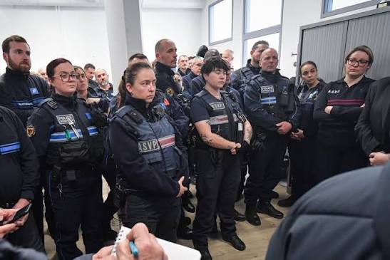 Pour sa première visite auprès des agents, le Maire de Besançon,  @ludovic.fagaut, s'est rendu hier à l'Hôtel de Police pour échanger avec  les équipes engagées chaque jour pour votre sécurité 🙂 En