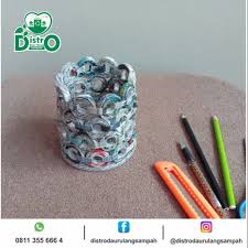 Konsumen kreasi kertas daur ulang rata rata adalah para pengrajin yang membuat kotak kado, kotak pensil, serta kerajinan lain dari daur ulang kertas. Kerajinan Kertas Koran Bekas Temlat Alat Tulis Daur Ulang Unik Kreatif Shopee Indonesia