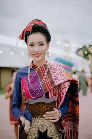 ช ดสาวผ ไท แห งกว านพะเยา โดย ลานคำด ไซน ร อยเอ ด รอยย มแห งมนต เสน ห งานมหกรรมชาต พ นธ ล านนาตะว นออก ๒๕๖๑ โคมคำผ าล านนา จ พ thai style style fashion