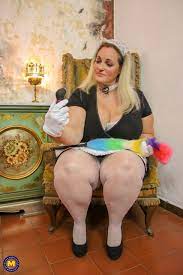 BBW maid Sophia Lola exposing her huge breasts and masturbating at Porn  Pictures