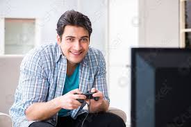 Juega juegos de 2 jugadores. Hombre Jugando Juego De Computadora En Casa Foto De Stock Crushpixel