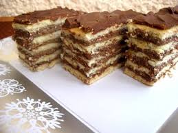 Nu numai pentru că pentru că este o rețetă simplă, ci și pentru că e în același timp și foarte gustoasă. Foi Fragede Cu Crema De Cacao Si Rom Cake Desserts Food Desserts