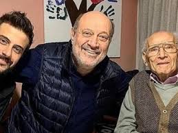 La parola italiana libro deriva dal latino liber.il vocabolo originariamente significava anche corteccia, ma visto che era un materiale usato per scrivere testi (in libro scribuntur litterae, plauto), in seguito per estensione la parola ha assunto il significato di opera letteraria. Hacdd Xe9xkhqm