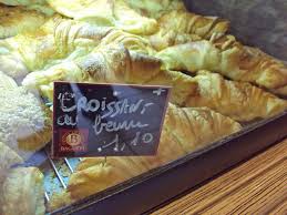 Los Croissantes Franceses Desayunar En Terassa Con El Sol Y Un Cafe Seguramente En Inicio De Un Buen Dia Beautiful Paris Adventurous Honeymoon Food