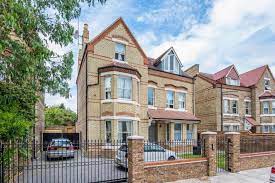 Victorian houses can often appear with a mixture of external features as builders added flourishes depending on tastes, as well as the size of the house and the wealth of the residents. How To Tell If Your Property Is Georgian Victorian Or Edwardian Foxtons Blog News