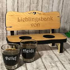 Schnapsbank Fur Das Paar Mit Gravur Und Inkl 2 Gravierten Schnapsglaschen In 2020 Kids Glasses Liquor Engraving