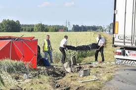 Na miejsce wypadku udało się 6 zastępów straży pożarnej z jrg 2 w pile. Hwfa05a5nenkom